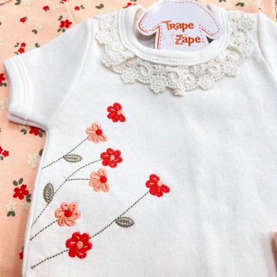  CONJ. DE MALHA 3 PEÇAS - Flores Bordadas e Gola Gripyr - Off White e Salmão